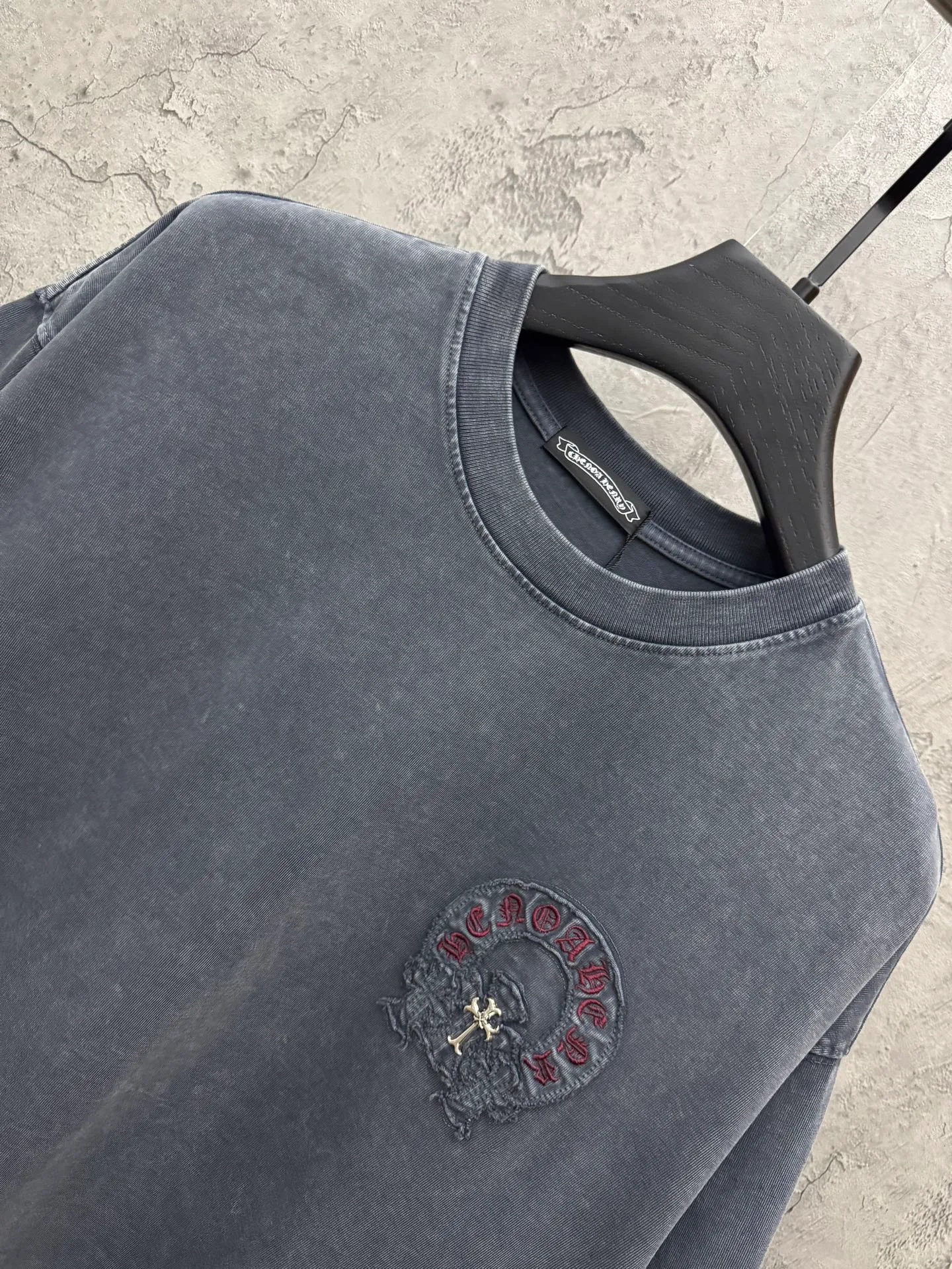P240 top version, real shot without P, ​​different from market currency) 𝗖𝗵𝗿𝗼𝗺𝗲 𝗛𝗲𝗮𝗿𝘁𝘀/Croxin 2026 spring new original single counter American washed patch embroidered couple short sleeves 👑The highest version! Customized fabric 320 grams, washed and fried. Best-selling model at the counter. Very comfortable to wear. Accessories: Original molded and authenticated collar label➕100% silk wash label. Genuine purchase-grade original hangtag➕matching hanging rope➕3D hanging beads➕original packaging bag. Craftsmanship: The original version has consistent wiring! The highest version of the armhole matching technique! Color: Gray Black Size: S M L XL Style No.: 6601